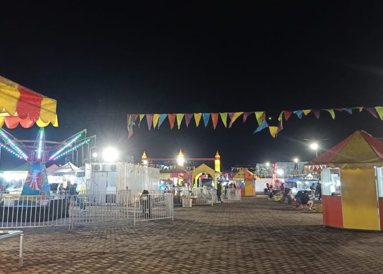 Situasi Boomi Carnival di Lapangan pasar malam Sudimoro pada Kamis (5/01/2023).(Blok-a.com / Putu Ayu Pratama S)