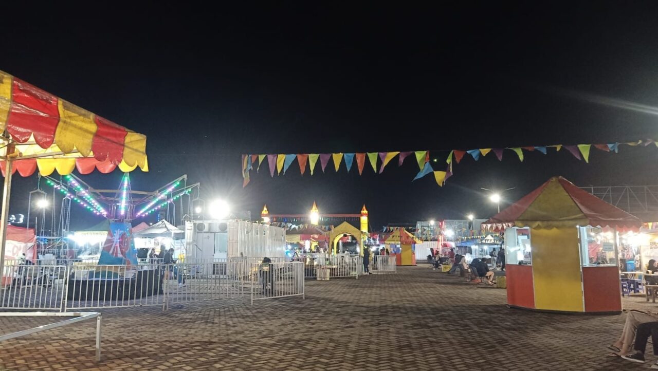 Situasi Boomi Carnival di Lapangan pasar malam Sudimoro pada Kamis (5/01/2023).(Blok-a.com / Putu Ayu Pratama S)