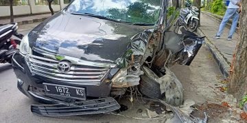 Toyota Inova Ringsek setelah tabrak pohon di Kota Batu akibat pecah ban, Sabtu (7/1/2023). (Doi/blok-a.com)