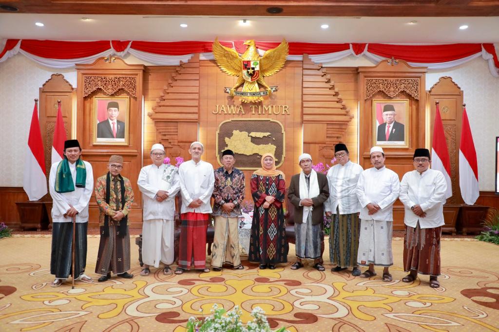 Badan Silaturahmi Ulama Madura (Basra) menemui Gubernur Jawa Timur, Khofifah Indar Parawansa, di gedung negara Grahadi, Surabaya, Jumat (6/1/2023) malam.(Humas Pemprov Jatim)