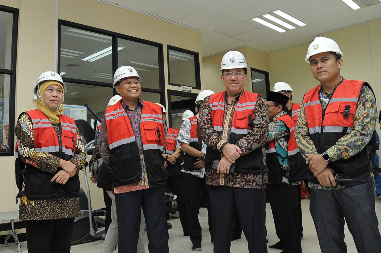 Rombongan Pemprov Jatim tiba di Pabrik PT Pusri di Palembang Sumatera Selatan. Dipimpin Gubernur Jatim, Khofifah Indar Parawansa, Minggu (8/1/2023). (Humas Pemprov Jatim)