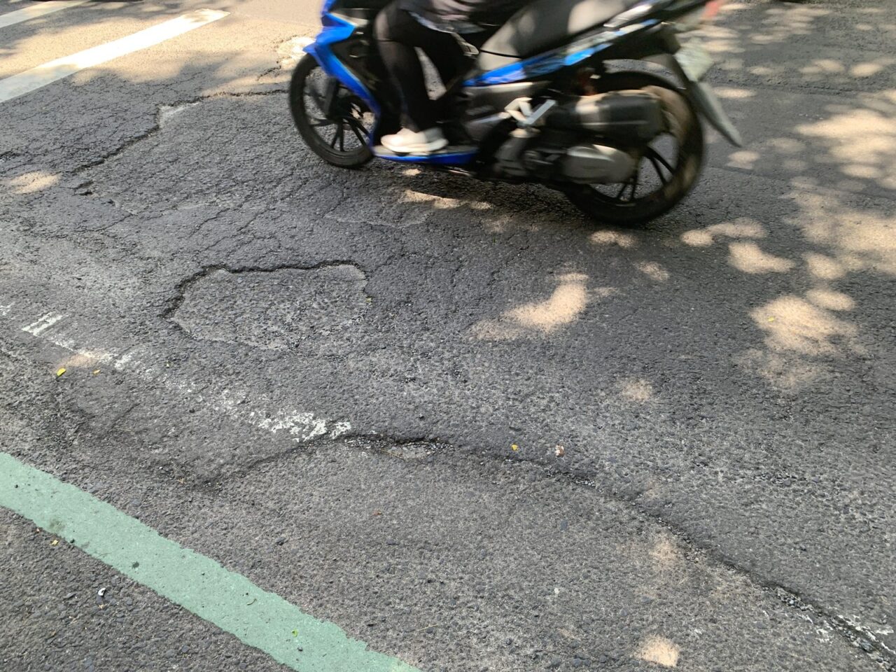 Jalan berlubang di Jalan Veteran Kota Malang, Selasa (10/1/2023) (blok-a/Helen)