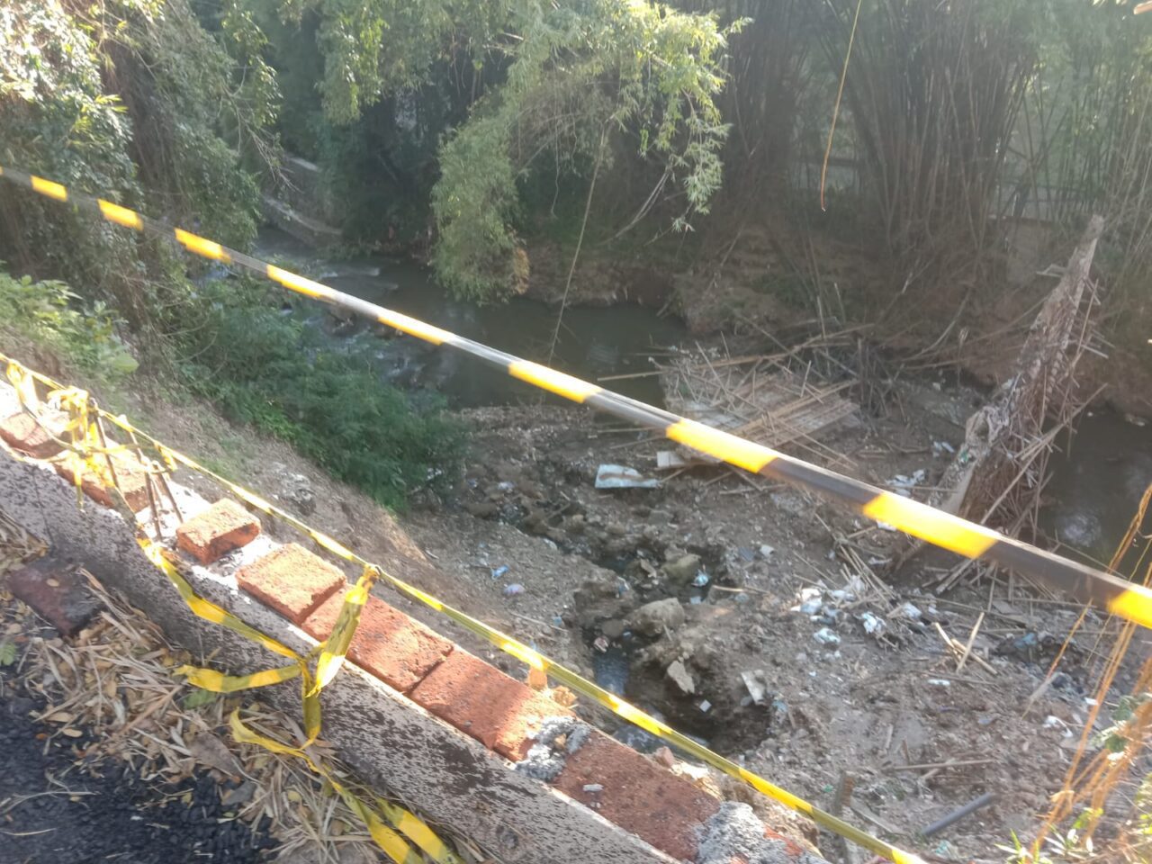 Lokasi plengsengan gorong-gorong yang ambrol di Jalan Terusan Dieng Kota Malang, Rabu (11/1/2023) (blok-a/bob)