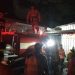 Caption: Petugas DPKP Kota Batu tengah memadamkan api yang melalap belasan bedak di Pasar relokasi Kota Batu yang berada di Jalan Sultan Agung terbakar Rabu (11/1/2023) kemarin malam. (Kerisdianto for blok-a.com)