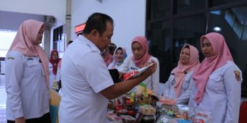 Bupati Jember, Hendy Siswanto bersama Kepala Diskop dan UM Kabupaten Jember, Sartini saat melihat produk UMKM, Rabu (11/1/2023) (blok-a.com/Yasir)