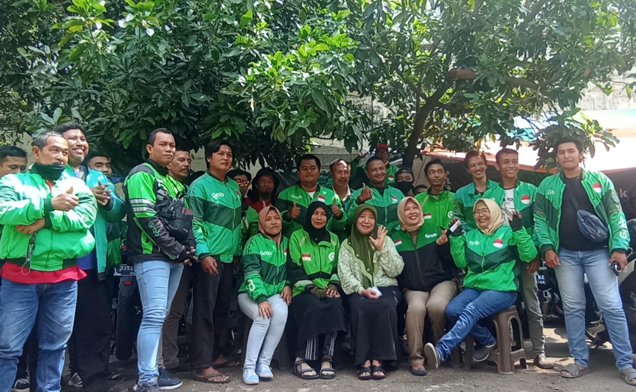 Hj Rukmini silaturahmi dengan driver ojek online di Kota Probolinggo, Minggu (15/1/2023) (blok-a/inos)