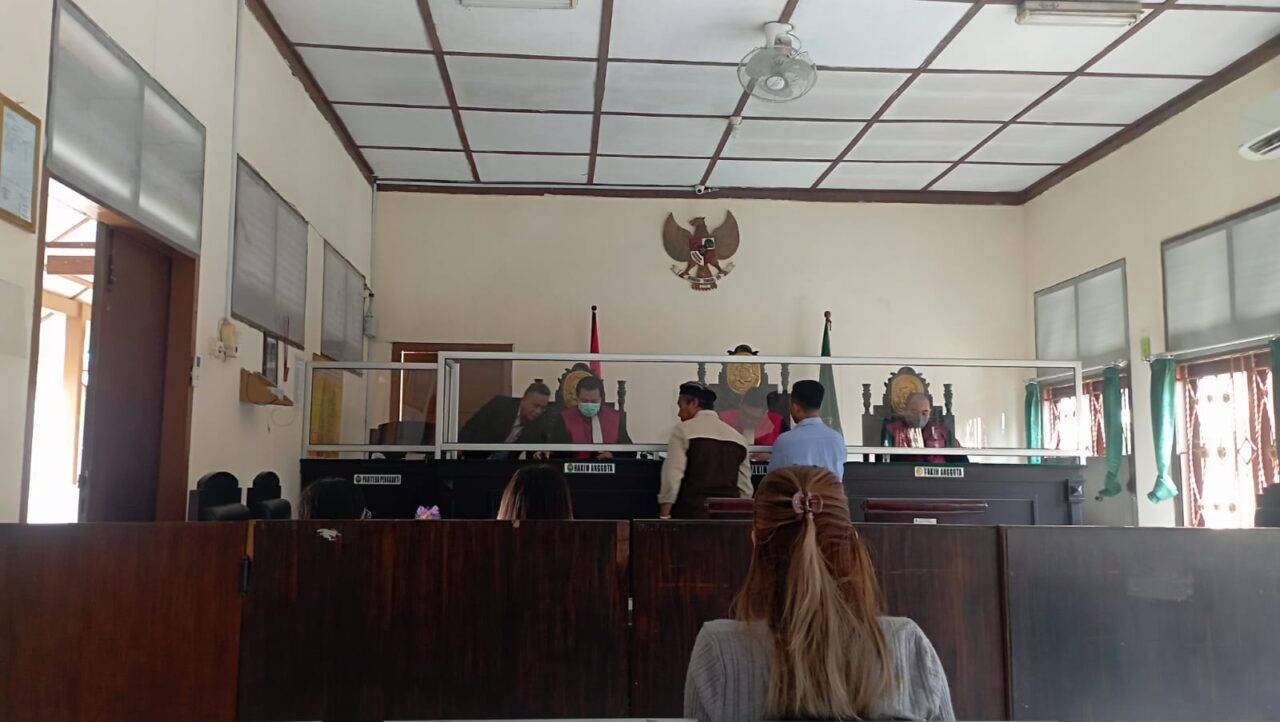 Kuasa hukum penggugat dan tergugat saat melampirkan bukti surat di persidangan, Senin (16/1/2022). (blok-a.com/Sony)