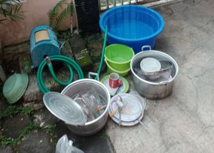 Caption : Tumpukan cucian piring di halaman rumah produksi Rorohening warga Perum Pondok Cempaka, Mulyorejo Sukun pada Selasa (17/01/2023) (blok-a/Putu Ayu Pratama S)