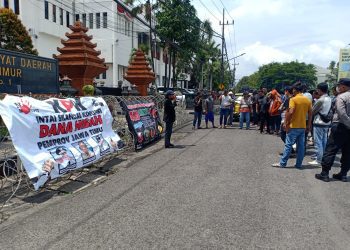 Massa J-one berunjuk rasa ke Gedung DPRD Jawa Timur, di Jalan Indrapura, Krembangan, Surabaya, Rabu (18/1/2023). (blok-a.com/isma)