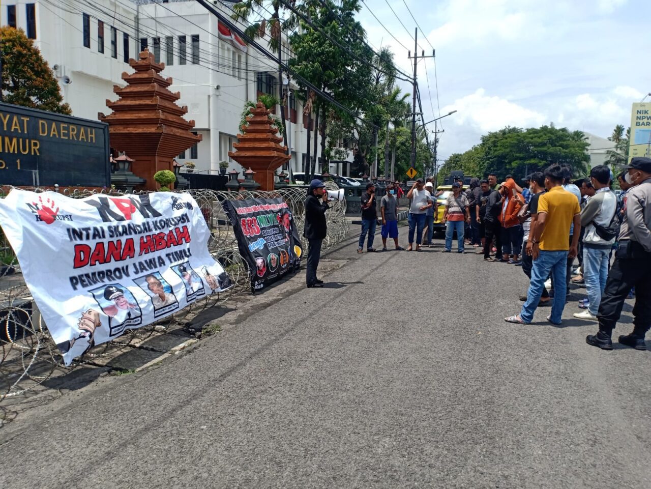 Massa J-one berunjuk rasa ke Gedung DPRD Jawa Timur, di Jalan Indrapura, Krembangan, Surabaya, Rabu (18/1/2023). (blok-a.com/isma)