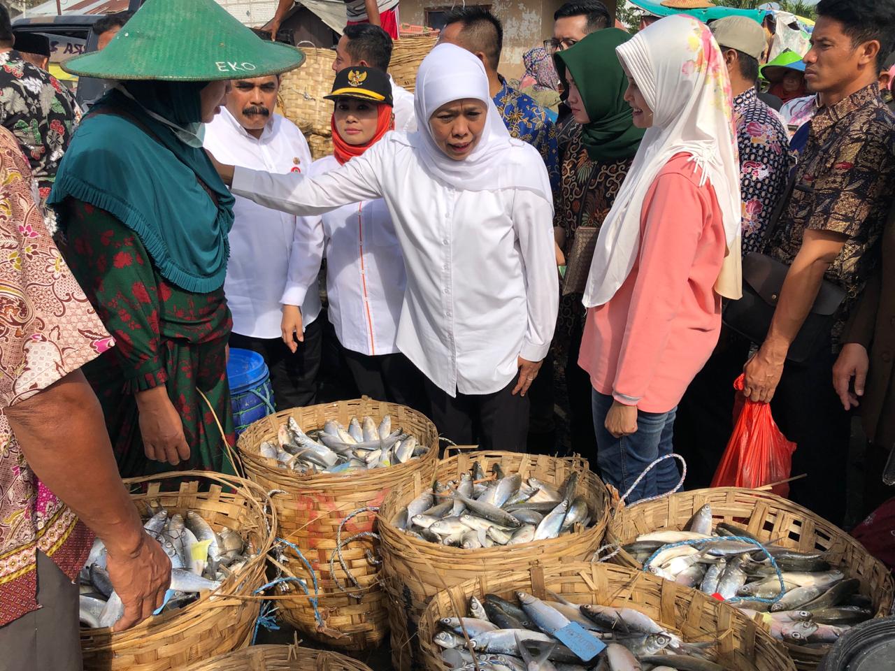 Komoditi produksi ikan tangkapan di Jatim tertinggi Nasional. Gubernur Jatim Khofifah, merasa bangga dan terima kasih. Dia juga kampanye gemar makan ikan.(Humas Pemprov Jatim)