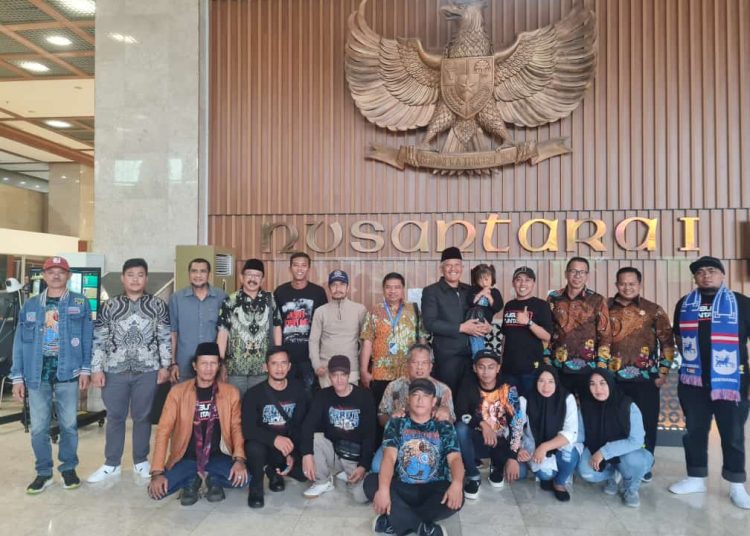 Enam anggota DPRD Kota Malang yang mendampingi para perwakilan keluarga korban Tragedi Kanjuruhan di Gedung Nusantara 1 DPR RI Jakarta. (doc. DPRD Kota Malang)