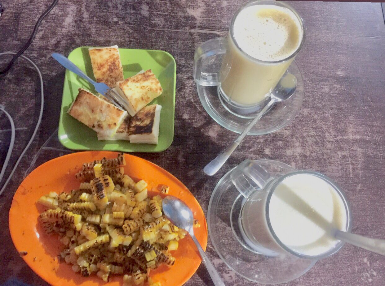 Menu STMJ dan makanan ringan di STMJ Tawangmangu (Blok-a.com / Putu Ayu Pratama S)