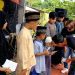 Kades Genteng Kulon saat memberikan sambutan di depan seluruh tamu undangan dan pembagian santunan yang dilakukan oleh tamu undangan kepada anak yatim.