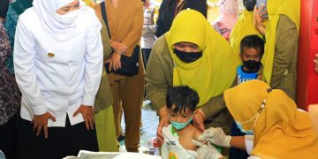 Suasana pemeriksaan dan imunisasi anak atau ORI di sejumlah daerah dikunjungi Gubernur Jatim.(Pemprov Jatim)
