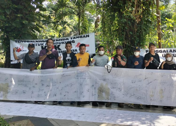 Aksi galang tanda tangan LSM Antikorupsi Jatim untuk mendukung KPK usut kasus korupsi dana hibah Provinsi. (blok-a.com/Isma)