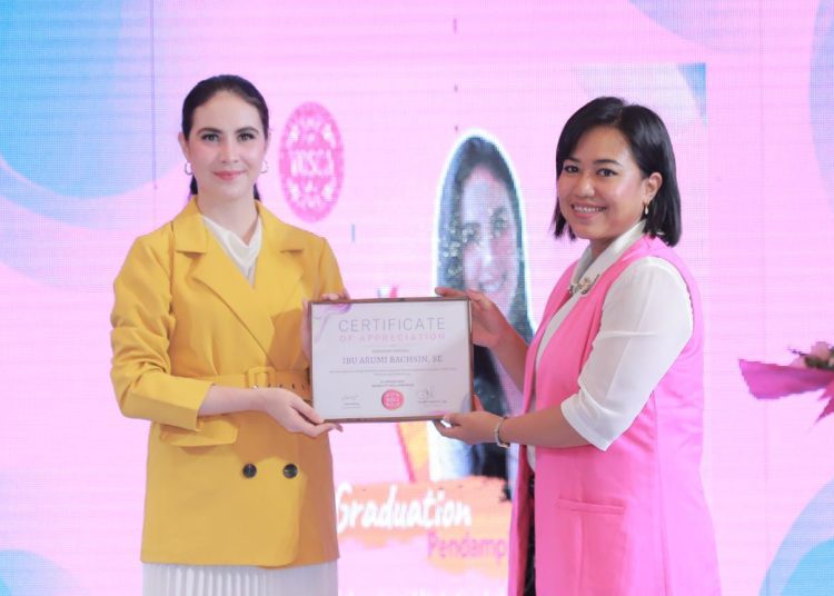 Arumi Bachsin Emil Dardak di acara Woman Online Community Indonesia (WOSCA) Graduation Pendampingan Bisnis Online (PBO) Batch III, Atrium Grand City Mall Surabaya, Minggu (22/1/2023).(Pemprov Jatim)