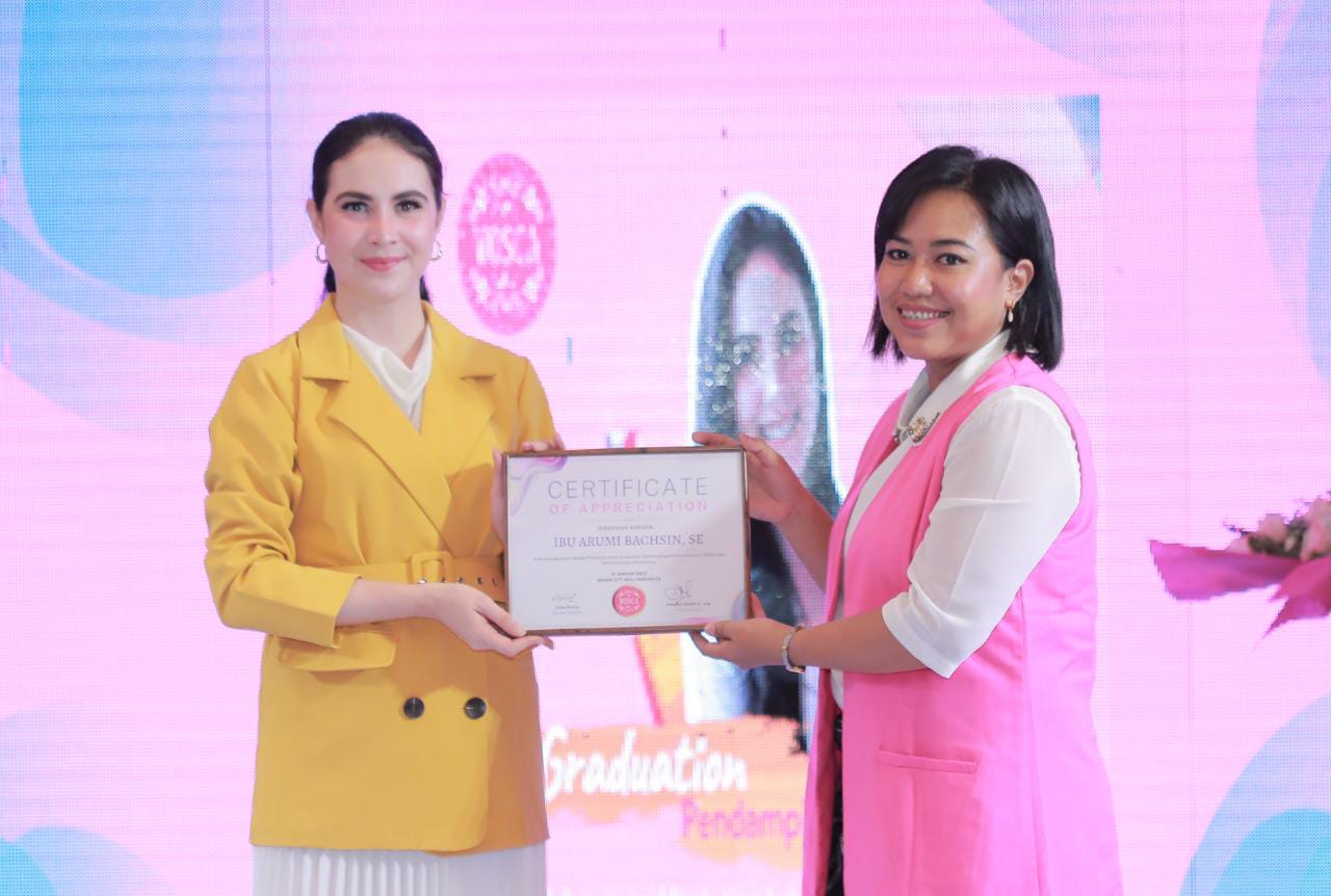 Arumi Bachsin Emil Dardak di acara Woman Online Community Indonesia (WOSCA) Graduation Pendampingan Bisnis Online (PBO) Batch III, Atrium Grand City Mall Surabaya, Minggu (22/1/2023).(Pemprov Jatim)
