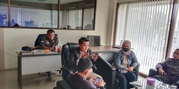 Baihaqi Akbar Ketua AMI bersama anggota membahas persoalan korupsi Hibah Provinsi Jatim. (AMI)