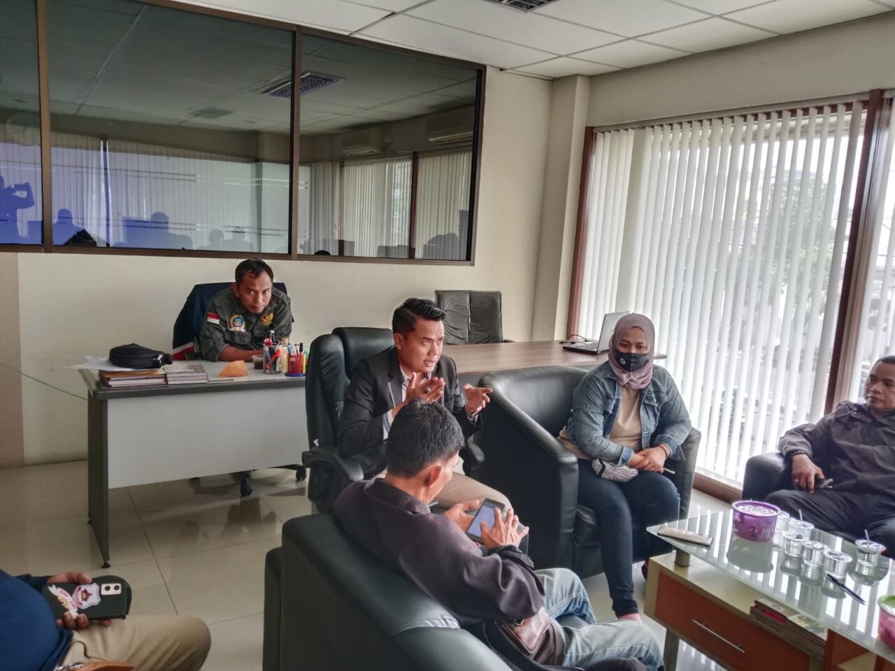 Baihaqi Akbar Ketua AMI bersama anggota membahas persoalan korupsi Hibah Provinsi Jatim. (AMI)