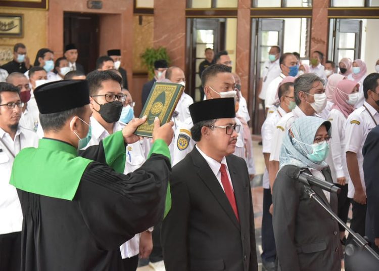 Ikhsan, Mantan Inspektorat Kota Surabaya dilantik menjadi Sekda Kota Surabaya definitif. Wali Kota Eri Cahyadi ingin menerangi makam ayahnya dengan melantik pejabat yang baik.