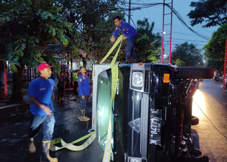 Caption: Keadaan saat evakuasi mobil box yang terguling di Jalan Bromo, Kamis (26/1/2023). (Sumber: dokumentasi Damkar for blok-a)