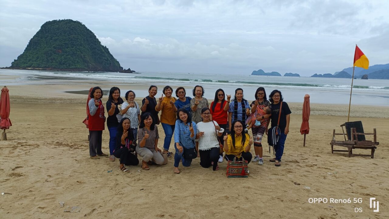 Srikandi Pendeta se BPW Jatim ketika tamasya di Wisata Pulau Merah, Senin (30/1/2023) (blok-a.com/Kuryanto)