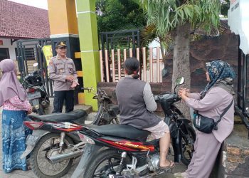 Kapolsek Sempu, Akp Karyadi saat menggelar patroli dialogis di SDN 1 Gendoh, Selasa (31/1/2023.(blok-a.com/Kuryanto)