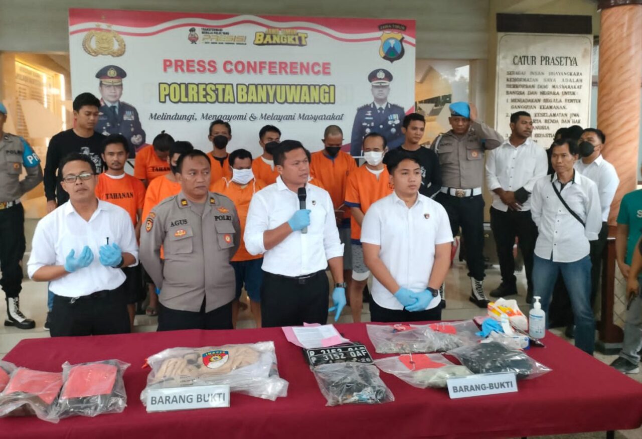 Kasatreskrim Polresta Banyuwangi, Kompol Agus Sobarnapraja didampingi Kasi Humas Polresta Banyuwangi, Iptu Agus Winarno ketika menggelar pers conference pengungkapan kasus Curanmor, bertempat di halaman Polresta Banyuwangi, Senin (16/1/2023) sore. (blok-a.com/Aras Sugiarto)