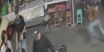 Tangkapan layar video penyerangan warga yang tengah nongkrong di halaman Ruko Argo, Ruko Blok C.15, Semarang Timur, Kota Semarang, Jawa Tengah (Jateng).(Instagram/Infokejadian_semarang)