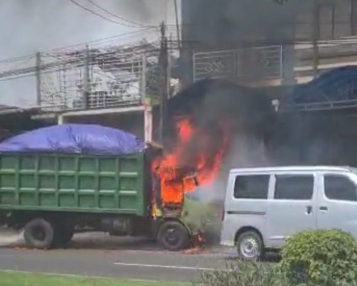 Kebakaran dump truk di Jalan Yos Sudarso, Lingkungan Sukowidi Kelurahan Klatak, Kecamatan Kalipuro, Banyuwangi, Senin (30/1/2023) siang. (blok-a.com/Kuryanto)