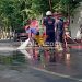 Petugas membersihkan solar mobil muatan cabai yang terguling di Jalan Pahlawan Probolinggo. (Blok-a.com/soni)
