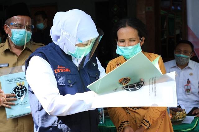 Tampak masyarakat yang menerima sertifikat PTSL, diserahkan BPN . Gubernur Jawa Timur, Khofifah Indar Parawansa, ikut mendorong percepatan PTSL Jatim.(Humas Pemprov Jatim)