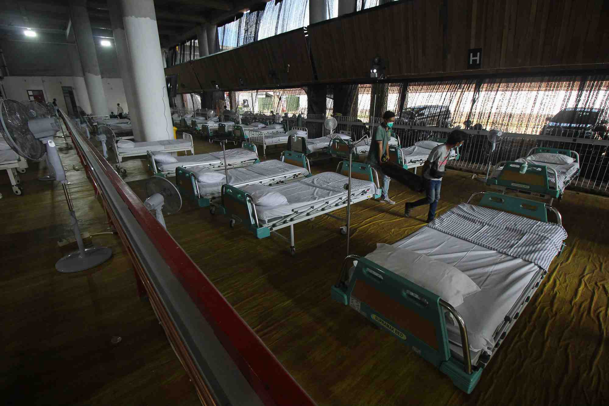 Doc. Pekerja menggotong tabung untuk melakukan pemasangan pipa oksigen di Rumah Sakit Lapangan Tembak (RSLT) di kawasan Kedung Cowek, Surabaya, Jawa Timur, Sabtu (10/7/2021). (ANTARA FOTO/Didik Suhartono/aww)