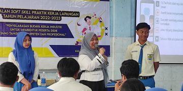 Direktur Good Word School of Communication, Dewi Yuhana memberikan pembekalan soal komunikasi efektif di dunia kerja kepada siswa SMK PIM. (blok-a.com/lion)