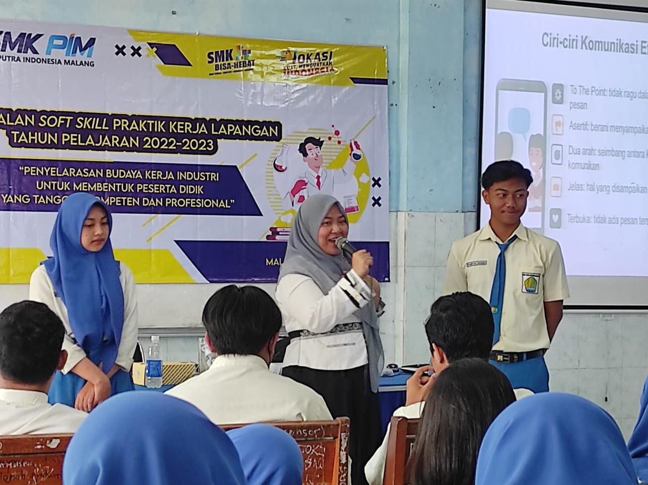 Direktur Good Word School of Communication, Dewi Yuhana memberikan pembekalan soal komunikasi efektif di dunia kerja kepada siswa SMK PIM. (blok-a.com/lion)