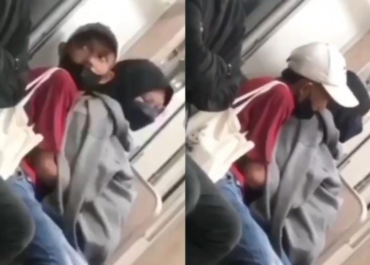 sepasang kekasih tengah berbuat tindakan mesum di kereta rel listrik (KRL)