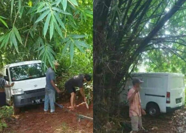 Mobil paket nyasar ke kuburan kawasan Desa Sengonbugel, Kecamatan Mayong, Kabupaten Jepara, Jawa Tengah pada Jumat (7/1/2023) (foto: Facebook MIK JEPARA OFFICIAL)