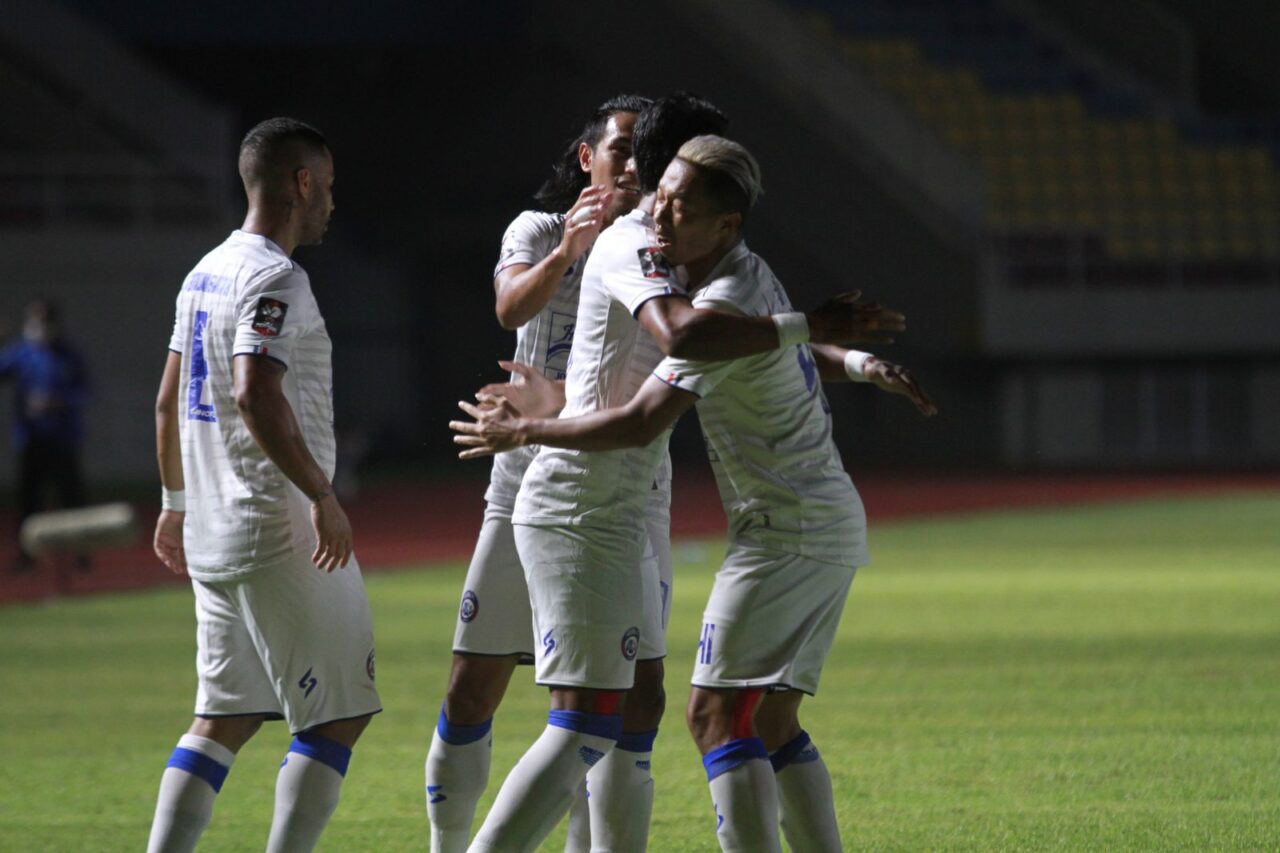 Caption: Tim Arema FC saat berlaga di Liga BRI 1 (sumber aremafc.com)