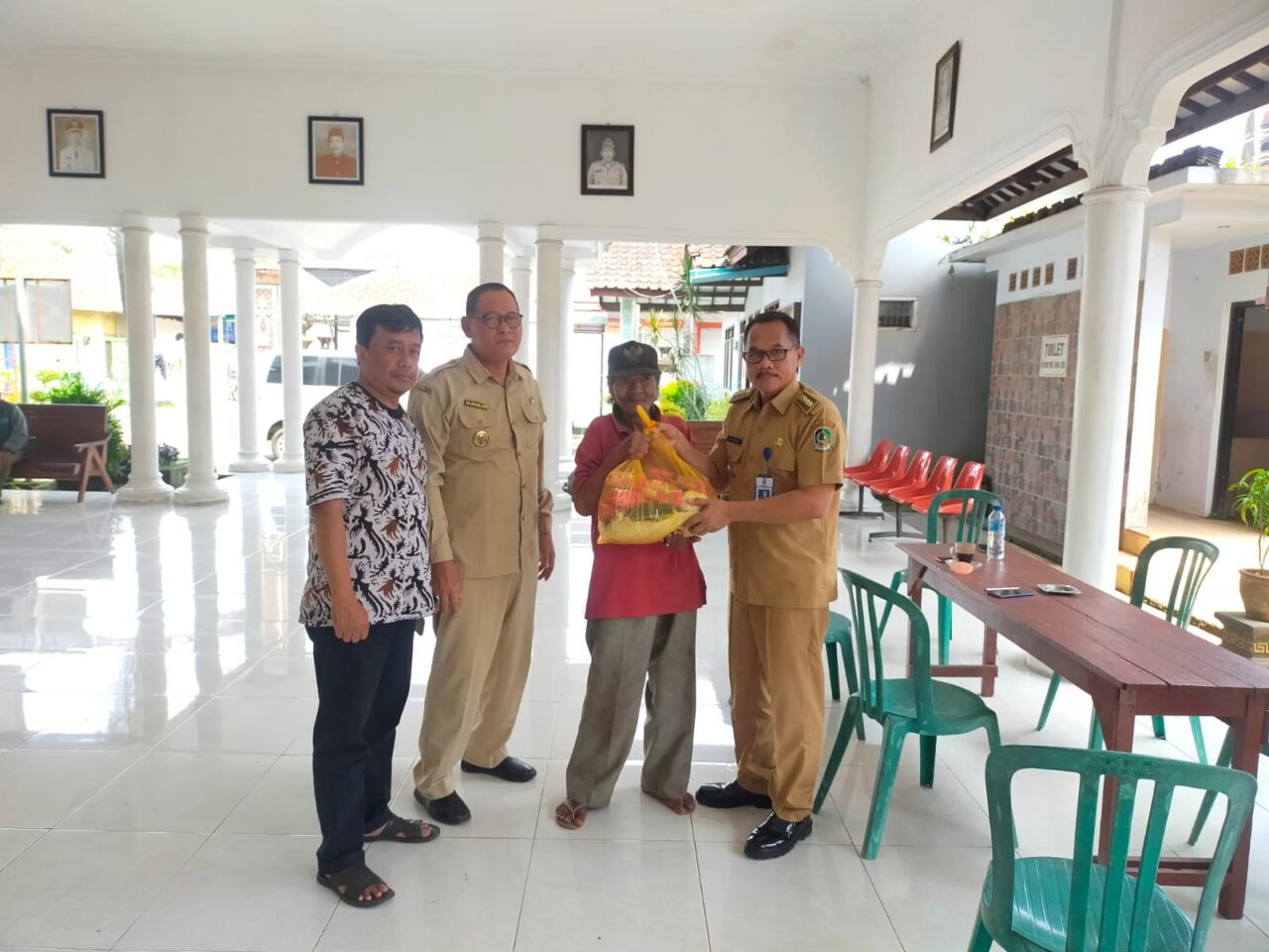 Surip saat menerima bantuan dari Pemdes Genteng Kulon, Senin (15/1/2023) (blok-a/kur)