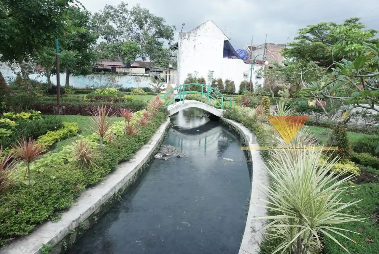 Kolam di Taman Grajakan Kota Malang yang banyak lumutnya dan menjadi selokan, Jumat (27/1/2023) (blok-a/Helen)