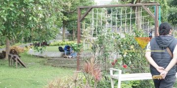 Remaja sedang memadu kasih di Taman Teluk Grajakan Kota Malang, Jumat (27/1/2023) (blok-a/Helen)