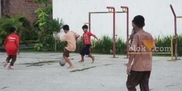 Anak-anak bermain bola di taman teluk Grajakan Kota Malang, Jumat (27/1/2023) (blok-a/helen)