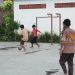 Anak-anak bermain bola di taman teluk Grajakan Kota Malang, Jumat (27/1/2023) (blok-a/helen)