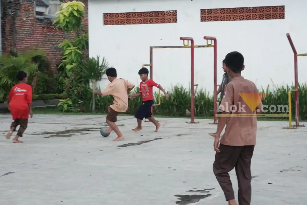 Anak-anak bermain bola di taman teluk Grajakan Kota Malang, Jumat (27/1/2023) (blok-a/helen)