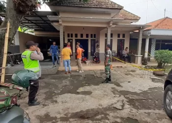 Rumah Purnawirawan Polisi di Probolinggo pasca pelemparan bom bondet, Selasa (31/1/2023) (blok-a/inos)