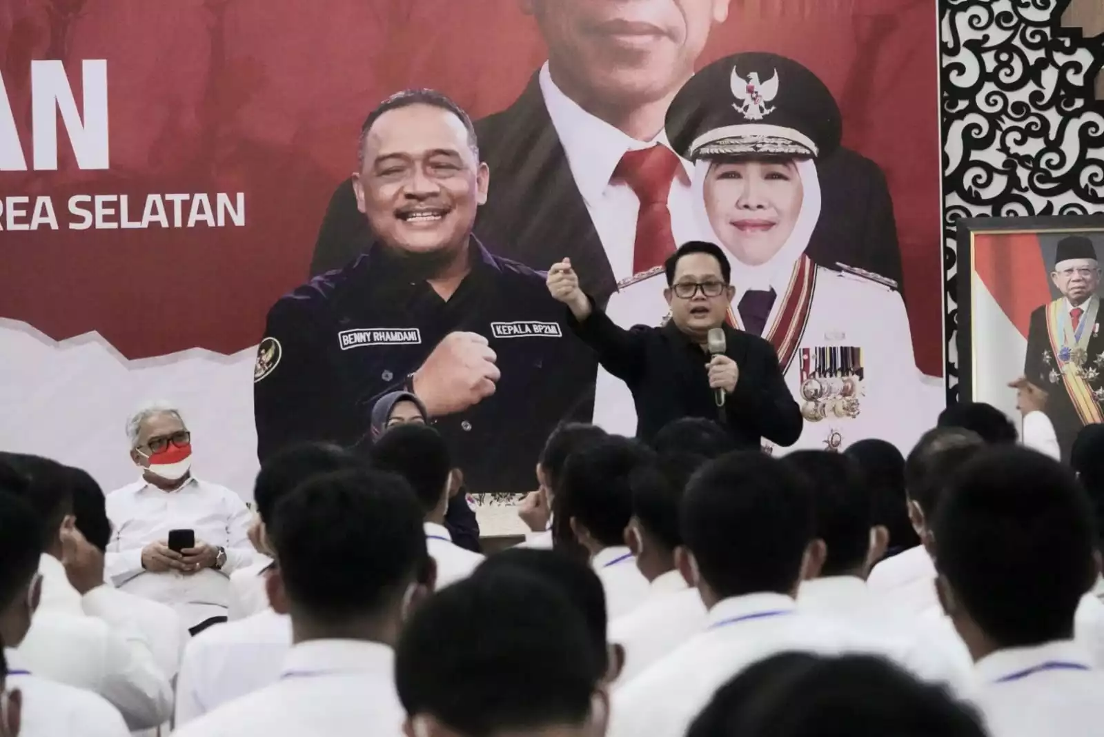 Sekda Provinsi Adhy Karyono, saat memberikan pesan kepada PMI asal Jatim yang hendak diberangkatkan ke Negerinya Jungkook, BTS, Korsel, Sabtu (28/1/2023).