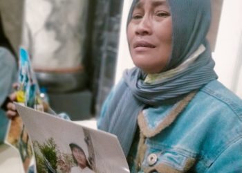 Rini Hanifah, warga Purwosari, Pasuruan, menunjukkan foto anaknya yang menjadi korban Tragedi Kanjuruhan,.(blok-a.com/isma)