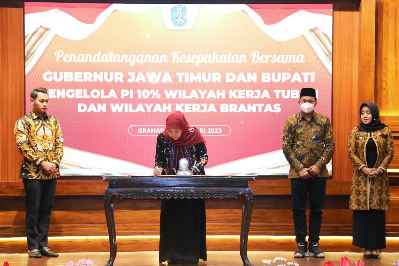 Gubernur Jawa Timur Khofifah Indar Parawansa, saat menandatangani kesepakatan pengelolaan PI 10 persen migas di WK Tuban dan WK Brantas,di Grahadi Selasa (3/1/2023).