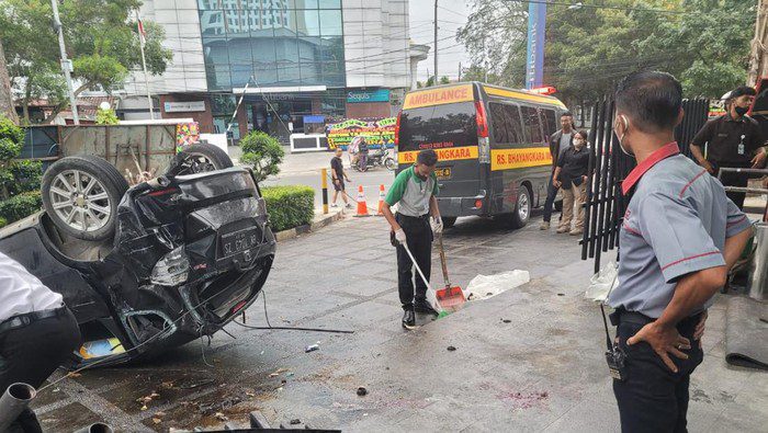 TKP mobil yang ditumpangi 3 mahasiswa Medan kecelakaan. (doc. Polsek Medan Baru)